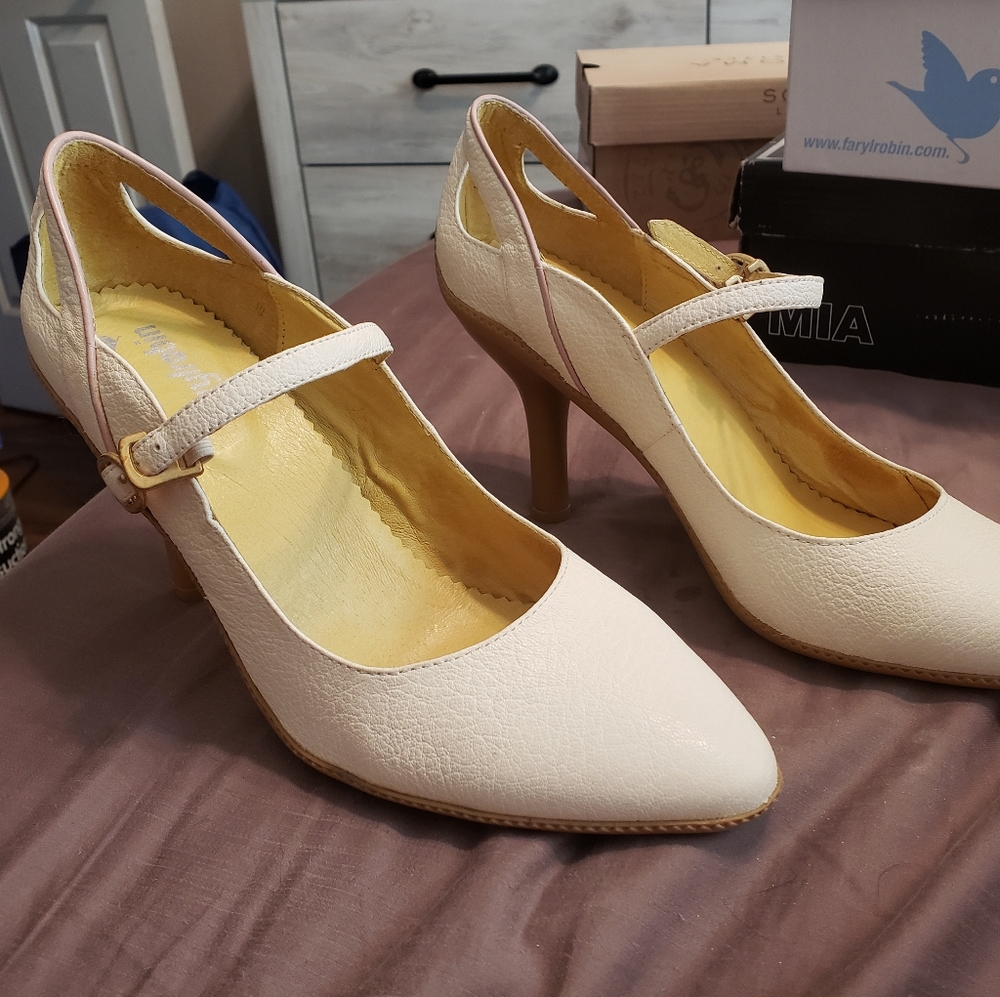 Womens Shoes - Closed Toe Pump